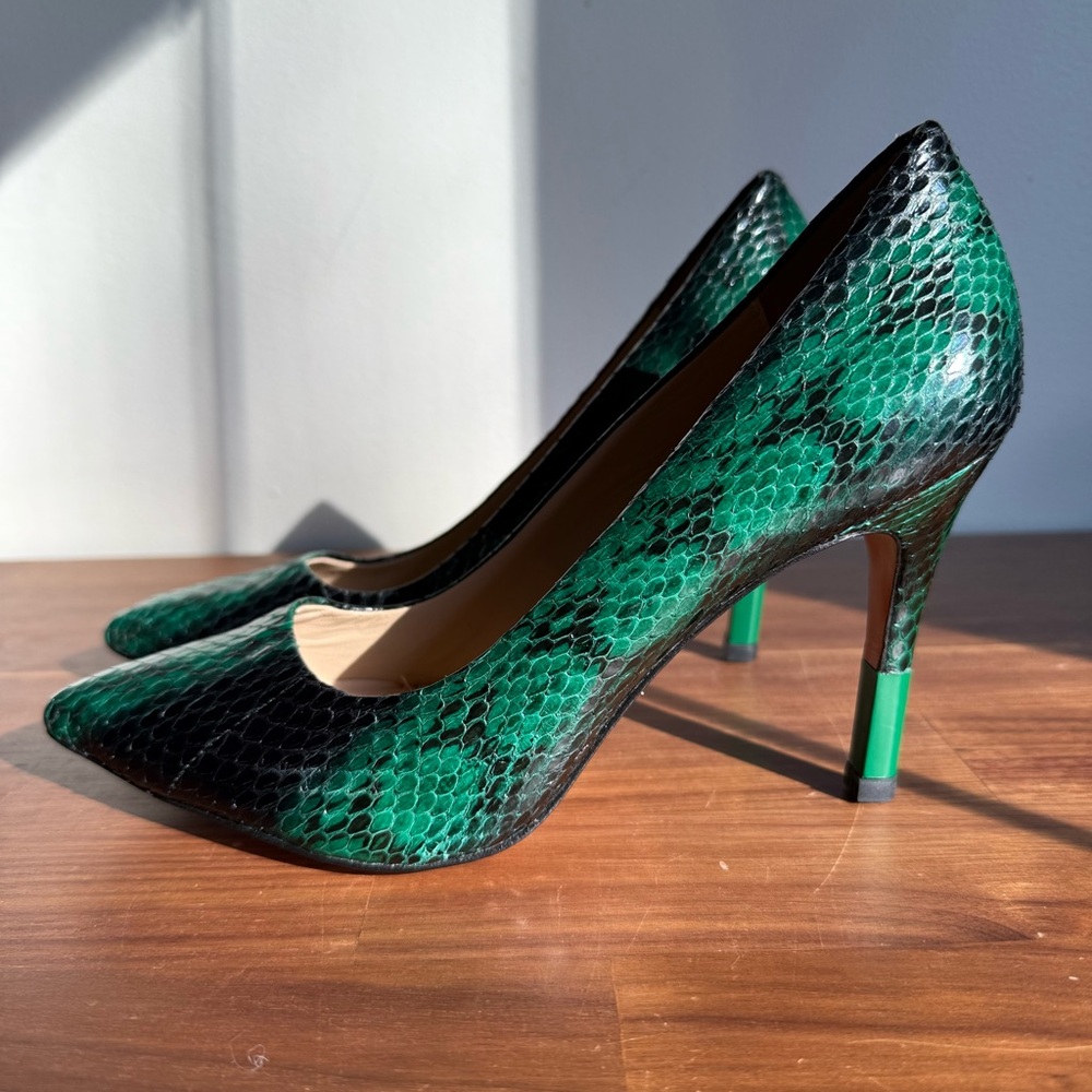Pour La Victoire Green & Black Genuine Snakeskin Pumps, size 7 - Picture 3 of 13